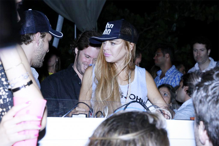 Lindsay Lohan decidiu tocar em balada de Santa Catarina no sábado (30)