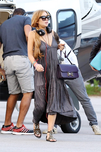 Lindsay Lohan chega de helicóptero a aeroporto de Florianópolis no sábado (30)