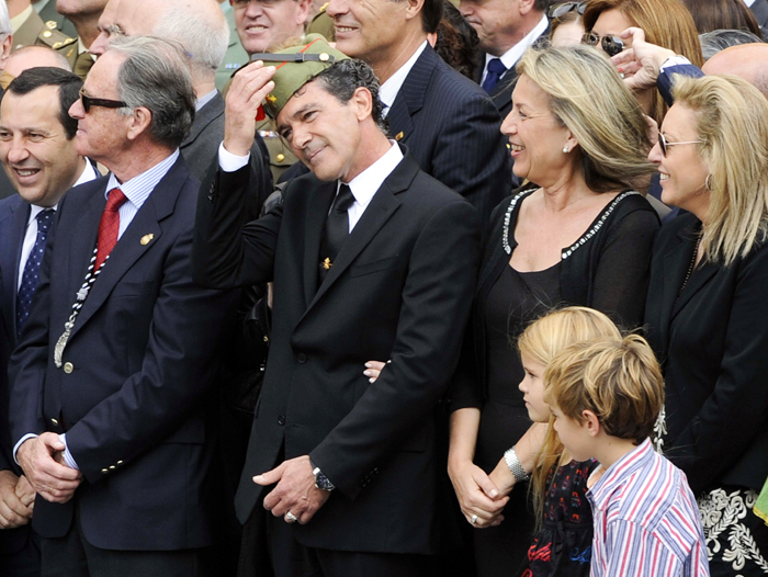 Antonio Banderas recebe comenda durante evento religioso, na Espanha