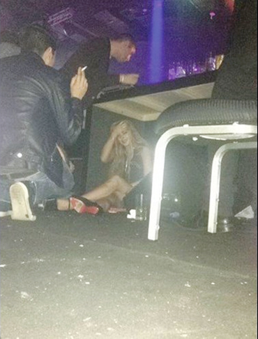 Lindsay Lohan evita fotos com fãs e se esconde em mesa do DJ na quinta-feira (28)