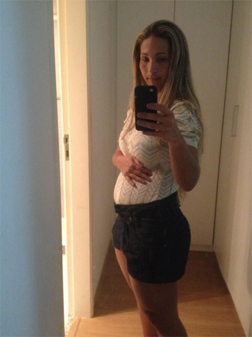 Valesca Popozuda faz pose de grávida e posta foto no Twitter