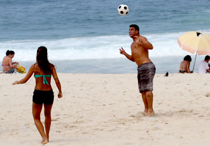 Ronaldo e Paula Morais namoram em dia na praia