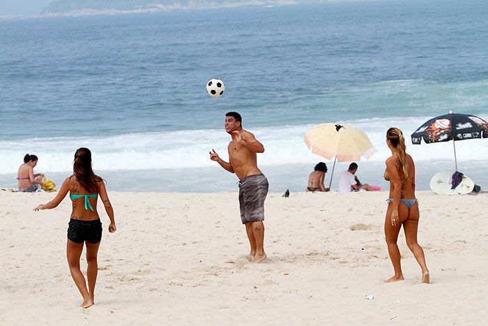 Ronaldo e Paula Morais namoram em dia na praia - Veja as Fotos