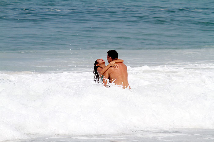 Ronaldo e Paula Morais namoram em dia na praia - Veja as Fotos