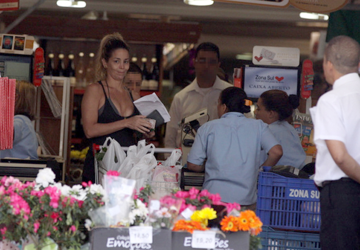Danielle Winits faz compras em mercado na Barra da Tijuca