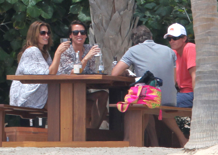 Cindy Crawford toma drinques com amigos em praia mexicana