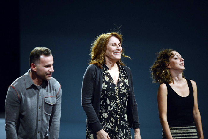 Renata Sorrah e elenco levam a peça Esta Criança ao Festival de Teatro de Curitiba