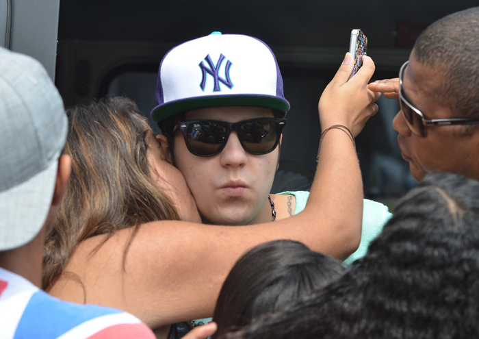 Luan Santana é agarrado por fãs em aeroporto no Rio