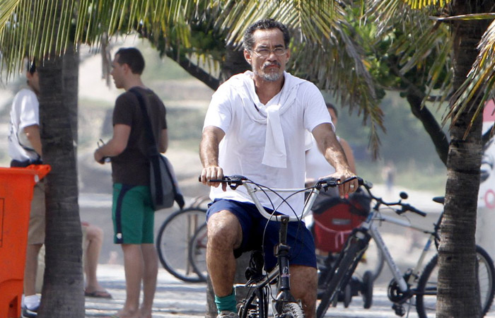 Chico Diaz pedala na orla de Ipanema