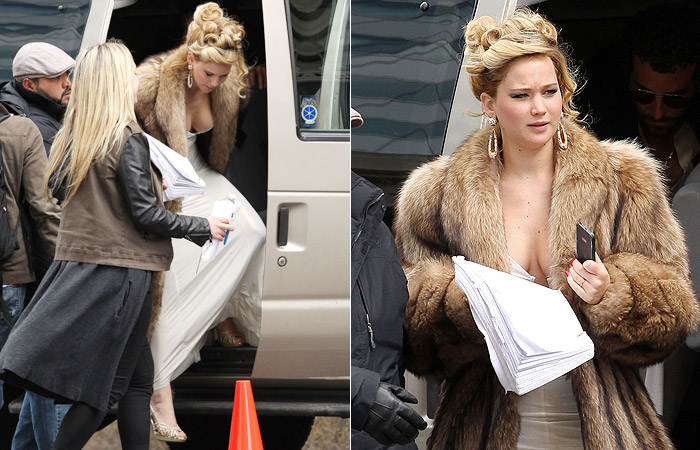 Jennifer Lawrence circula com mega decote em set de filmagem 