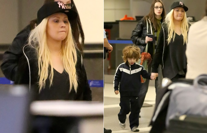Christina Aguilera fica irreconhecível ao desembarcar sem maquiagem em Los Angeles