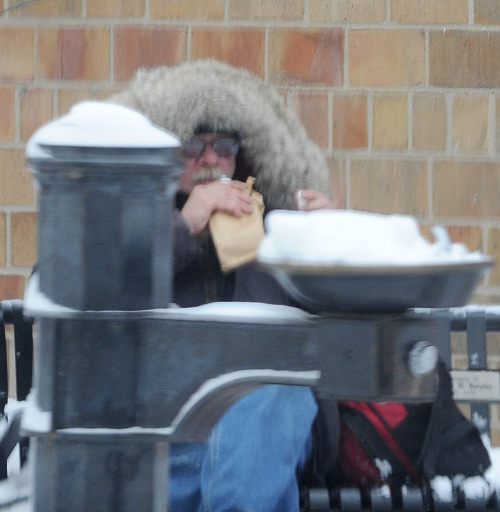 Irmão sem-teto de Madonna passa os dias nas ruas geladas de Chicago