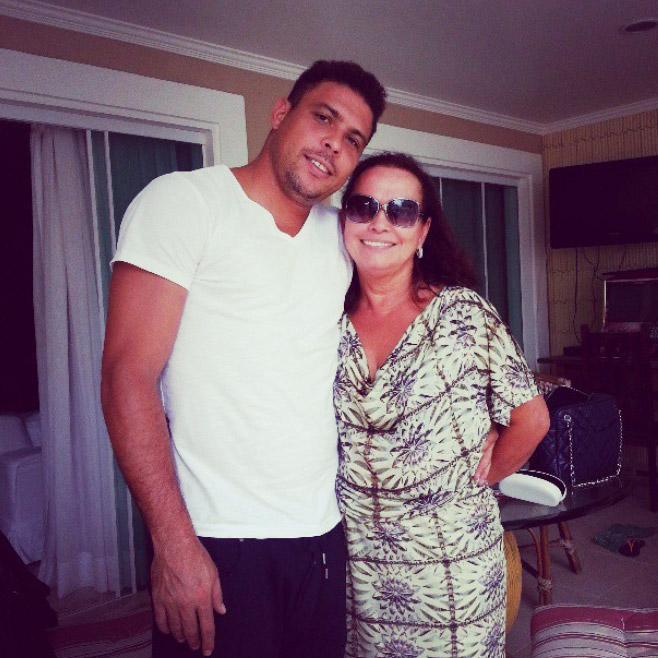  Ronaldo posta foto com a mãe e a parabeniza por aniversário