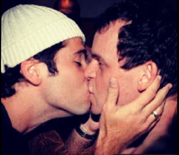 Bruno Gagliasso publica foto beijando Matheus Nachtergaele em repúdio a Marco Feliciano