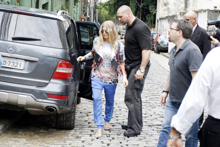 Fergie sobe ao morro do Cantagalo, no Rio de Janeiro