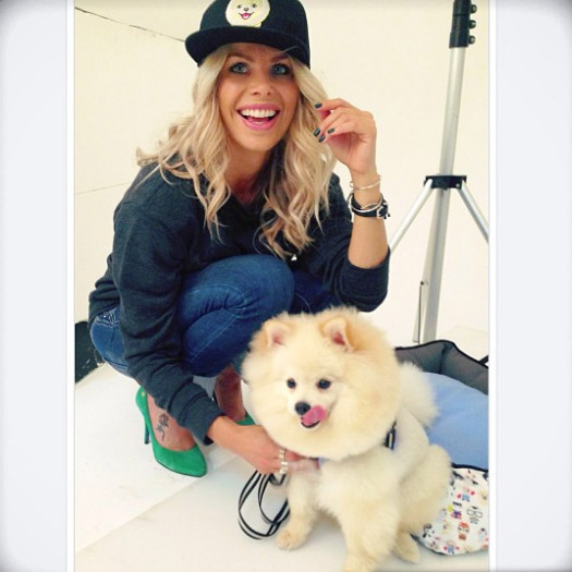 Karina Bacchi publica foto de bastidores de ensaio fotográfico com seu cachorro