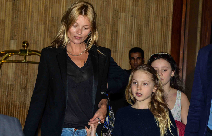 Kate Moss é vista deixando o hotel com a filha, em São Paulo