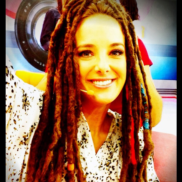 Ticiane Pinheiro brinca com dreadlocks em seu programa