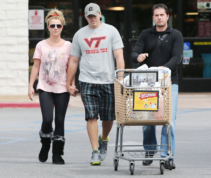 Britney Spears vai ao supermercado com o namorado