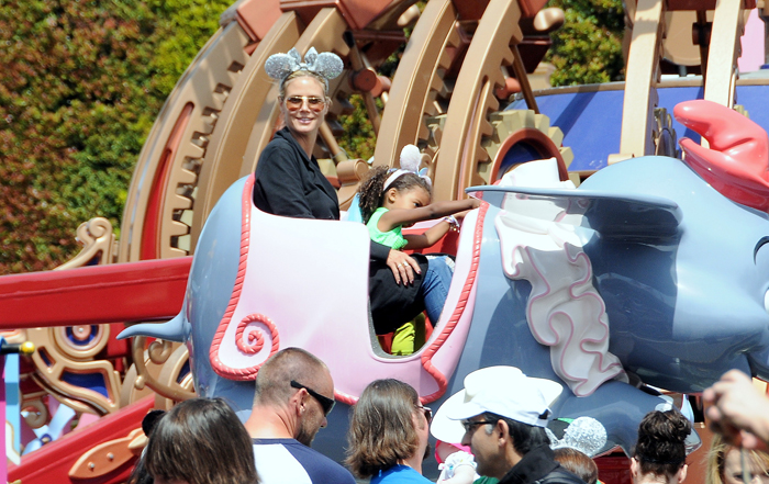 Heidi Klum se diverte com os filhos na Disneylândia, depois de grave incidente no Havaí