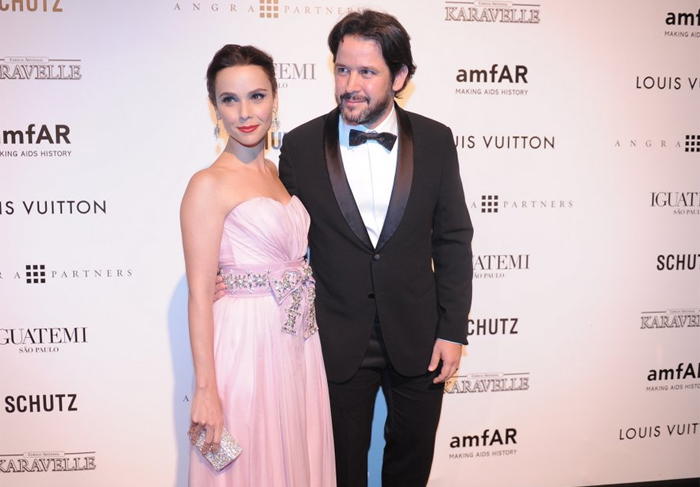Murilo Benício e Débora Falabella posam juntos em baile de gala OFuxico