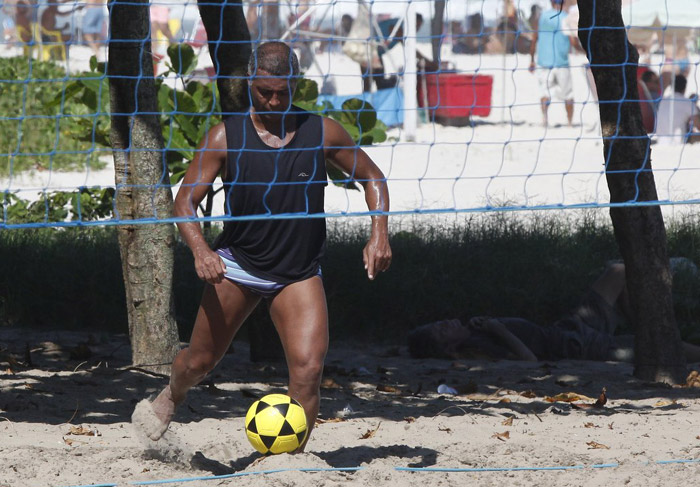 Márcio Garcia e Romário jogam futevôlei na Barra da Tijuca