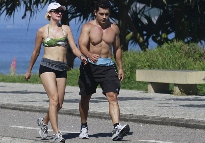 Antônia Fontelle mantém a forma correndo na praia com amigo o fUXICO