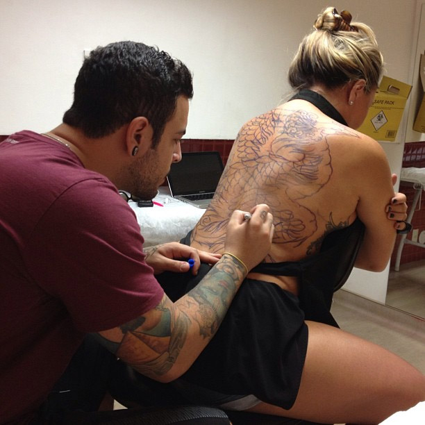 Cristina Mortágua faz tatuagem enorme nas costas O Fuxico famosos