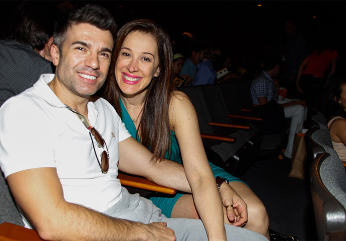 Claudia Raia e namorado assistem a peça Rain Man, com Marcelo Serrado
