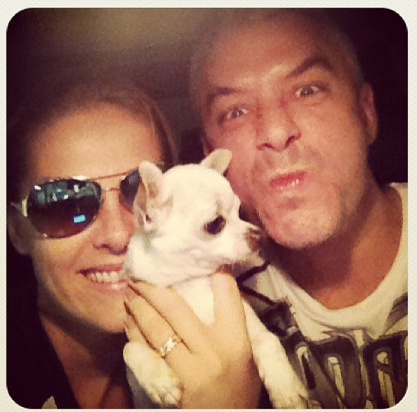 Ana Hickmann exibe foto com marido e cachorro O Fuxico