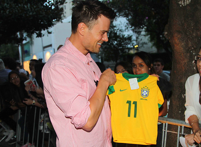 Fergie e Josh Duhamel ganham camisa do Brasil para o filho que esperam