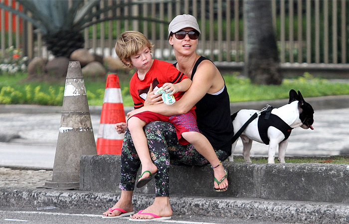 Maria Paula curte o domingo com namorado e filhos