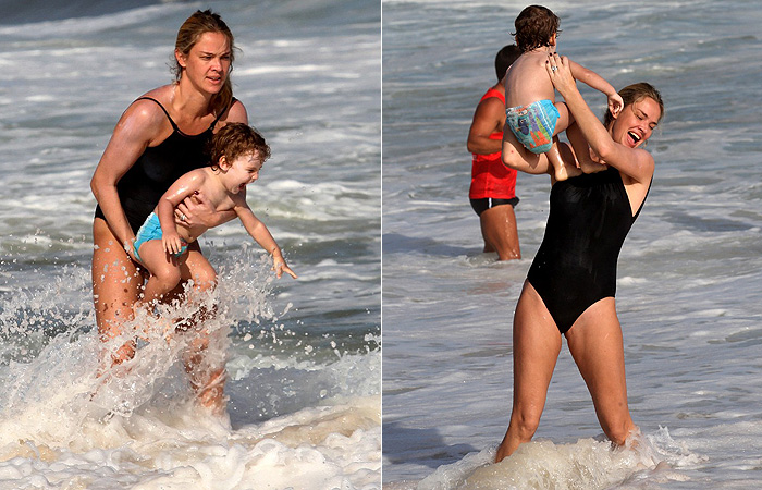 Letícia Birkheuer brinca com o filho na praia de Ipanema