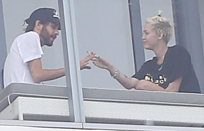 Miley Cyrus fuma cigarro suspeito em varanda de Miami