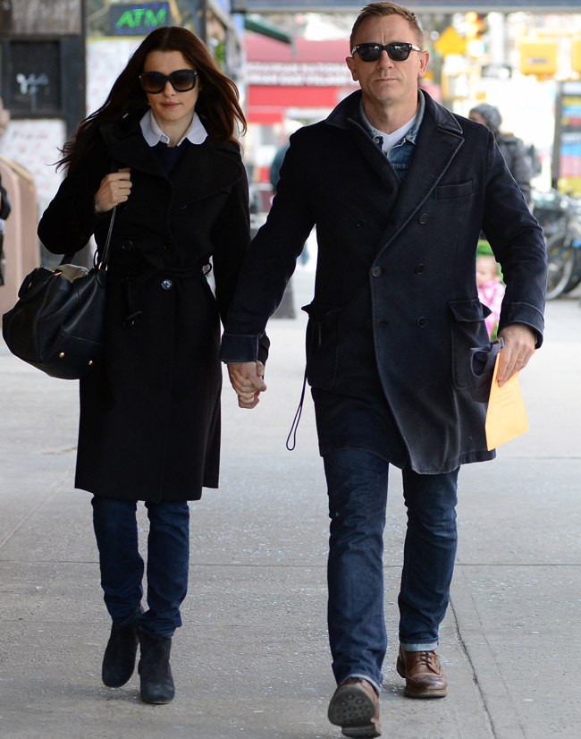 Daniel Craig e Rachel Weisz circulam de mãos dadas em Nova York