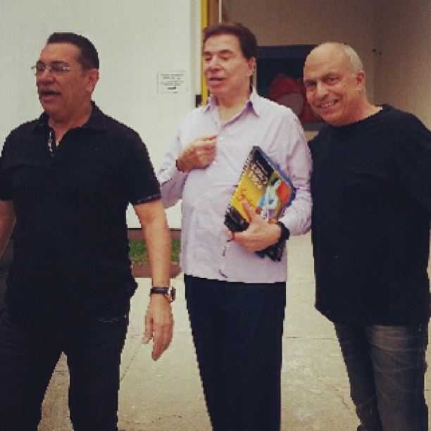 Silvio Santos compra 6 quadros em estúdio de artista plástico em SP