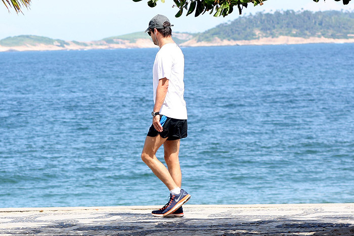 Marcelo Serrado caminha pela orla de Ipanema