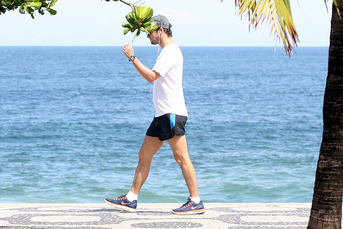 Marcelo Serrado caminha pela orla de Ipanema