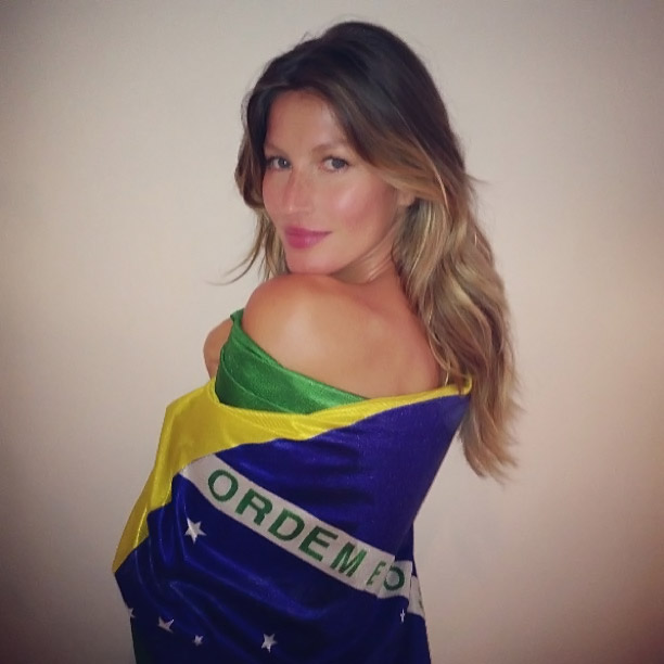 Gisele Bündchen publica foto enrolada em bandeira do Brasil