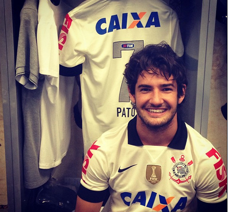 Alexadre Pato mostra sua nova camiseta do Corinthians