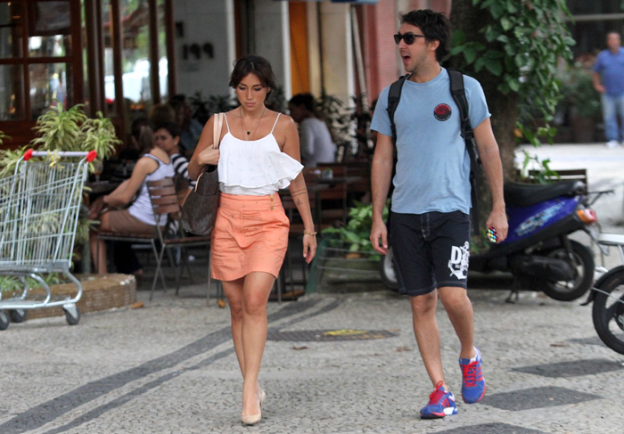 Daniele Suzuki exibe look elegante após almoço com amigo