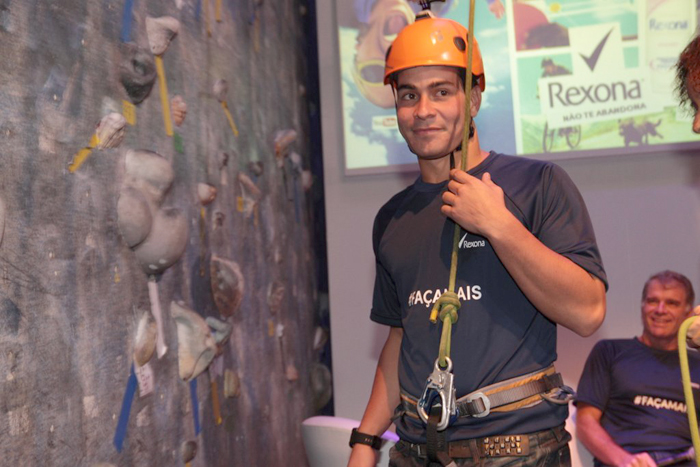 Thiago Martins se diverte em parede de escalada