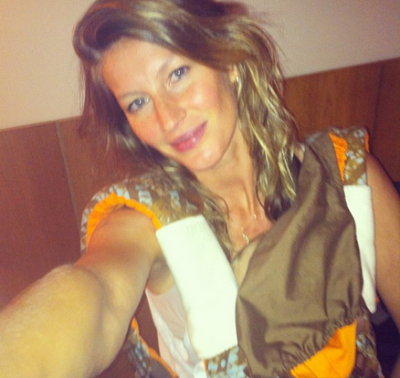 Gisele Bündchen posta foto da filha escondidinha em um sling