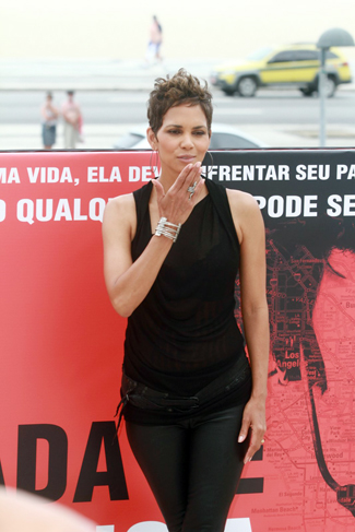Halle Berry divulga novo filme no Copacabana Palace