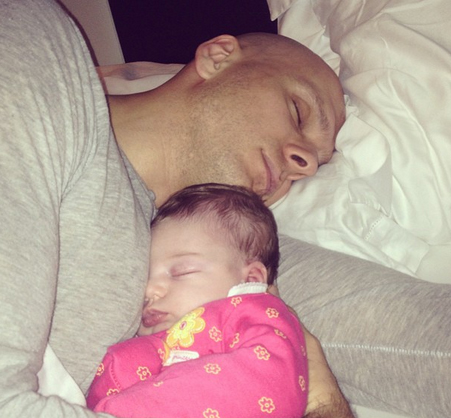 Pai coruja, Fernando Scherer posta foto dormindo com a filha