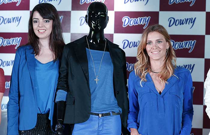 Fernanda Vasconcellos e Carolina Dieckmann participam de evento no Rio