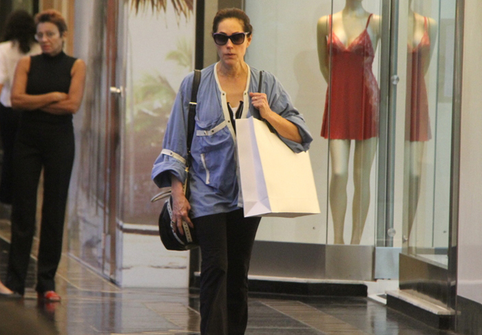 Christiane Torloni faz compras com look folgado em shopping do Rio