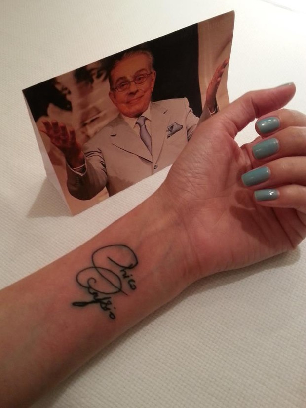 Malga di Paula faz tatuagem em homenagem a Chico Anysio