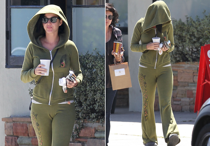 Katy Perry deixa clínica em Los Angeles usando capuz