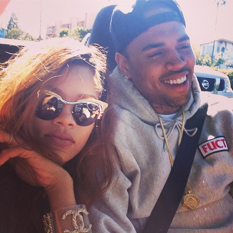 Mistério continua: Rihanna posta foto sua com Chris Brown